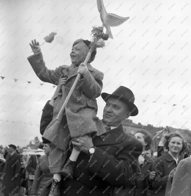 Ünnep - Május elsejei felvonulás 1956-ban