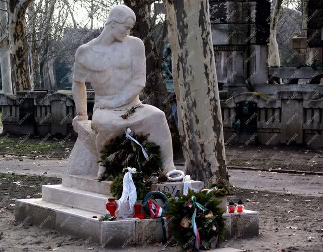 Temető -  Ady Endre sírja a Fiumei úti Nemzeti Sírkertben