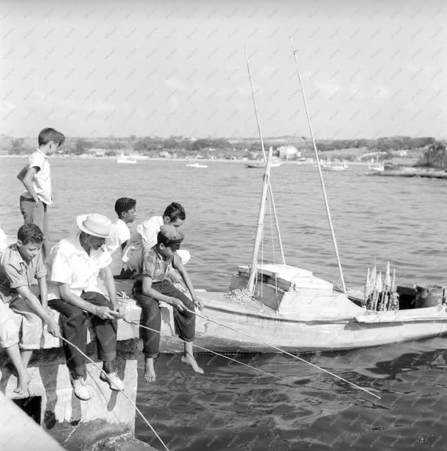 Szabadidő - Kuba - Horgászok az óceán partján