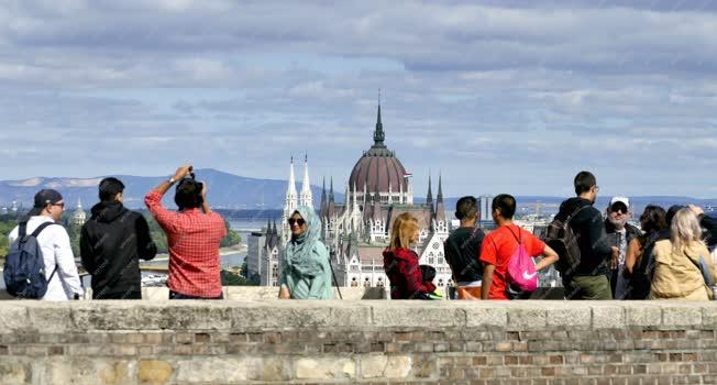 Idegenforgalom - Budapest - Turisták a Budai Várban