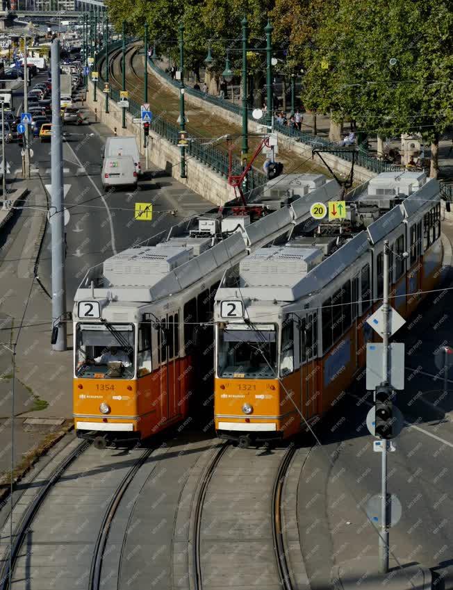 Közlekedés - Budapest - Villamosok találkoznak a Duna-parton