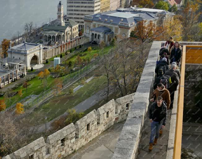 Idegenforgalom - Budapest - Turisták a budai várfalon