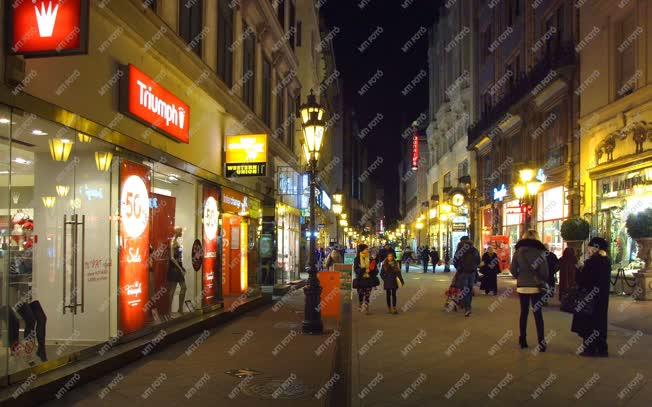 Városkép - Budapest - A  Váci utca esti fényben