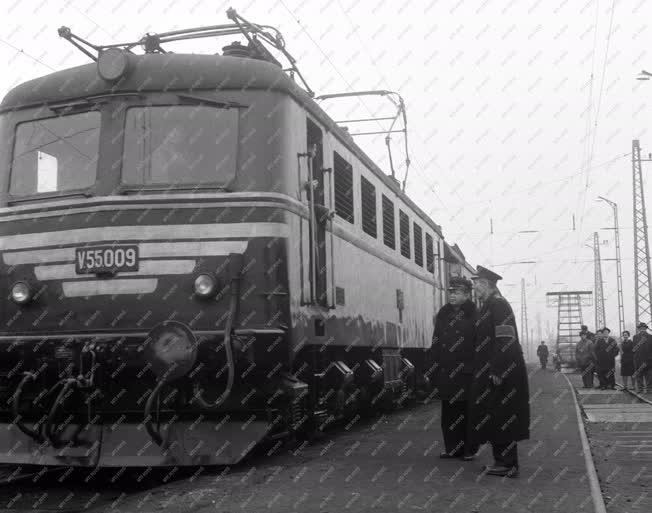 Vasúti közlekedés - Villamosított vasúti pálya Tatabánya-alsó és Oroszlány között