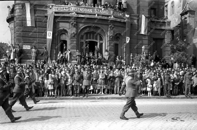 Ünnep - Díszszemle Budapesten