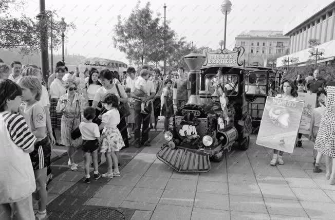 Életkép - Mini Disneyland a Duna-korzón