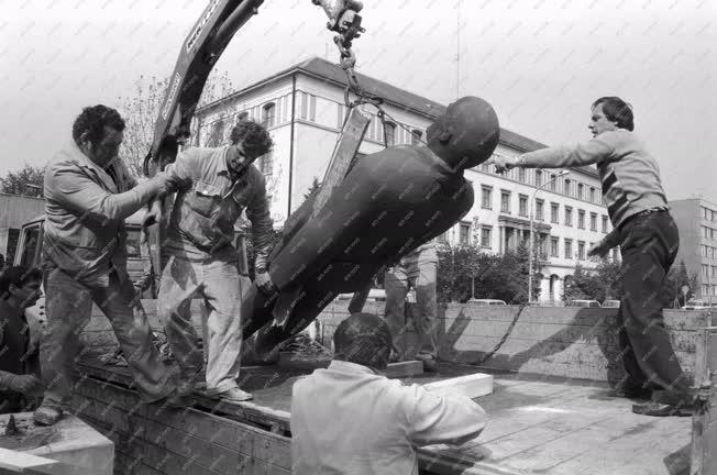 Szoborbontás - Eltávolítják a békéscsabai Lenin-szobrot