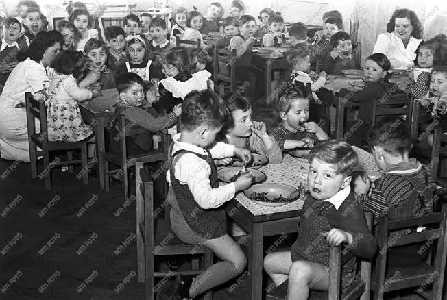 Szociálpolitika - Ebéd a gyermekotthonban 