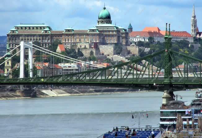 Városkép - Budapest - A budai Vár a Dunával és hidakkal