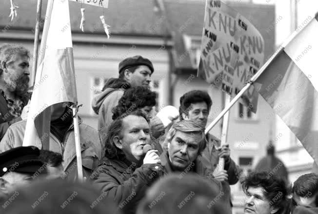 Demonstráció a Vörösmarty téren