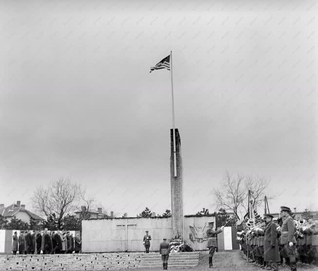 Évforduló - Koszorúzás az amerikai katonai temetőben