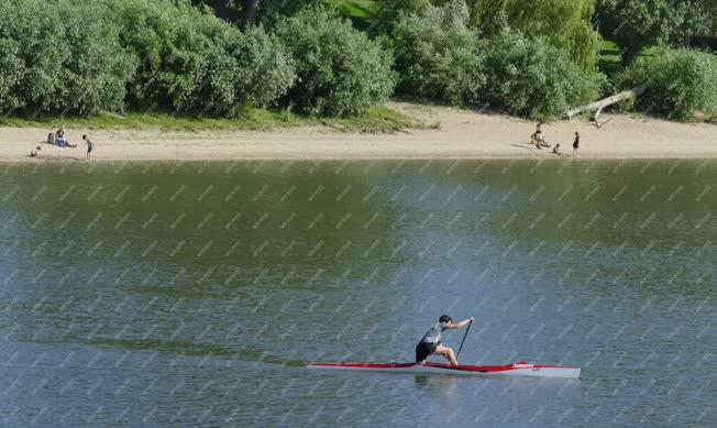 Szabadidő - Budapest - Sportoló fiatalok a Lágymányosi-öböl vizén