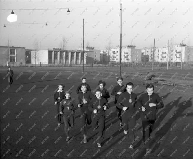 Sport - Edző atléták Sztálinvárosban