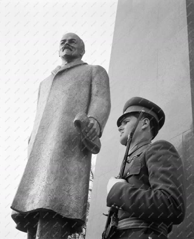 Kultúra - Felavatták Lenin szobrát a fővárosi a Dózsa György úton