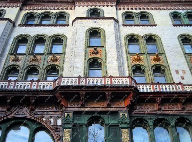 Vendéglátás - Budapest - A Párisi-udvar épületének megújult homlokzata