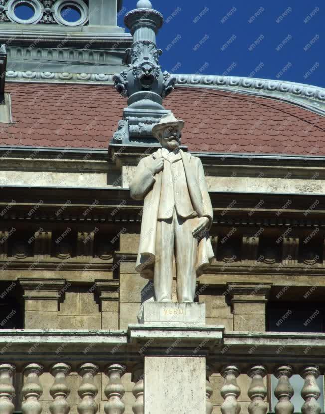 Köztéri szobor - Giuseppe Verdi szobra