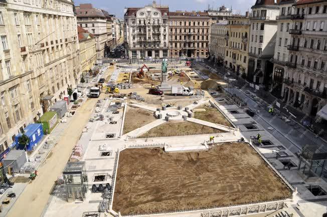Építőipar - Budapest - Burkolják a József nádor teret