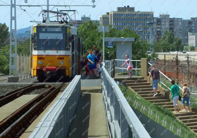 Közlekedés - Budapest - Felújított villamosmegálló Kőbányán