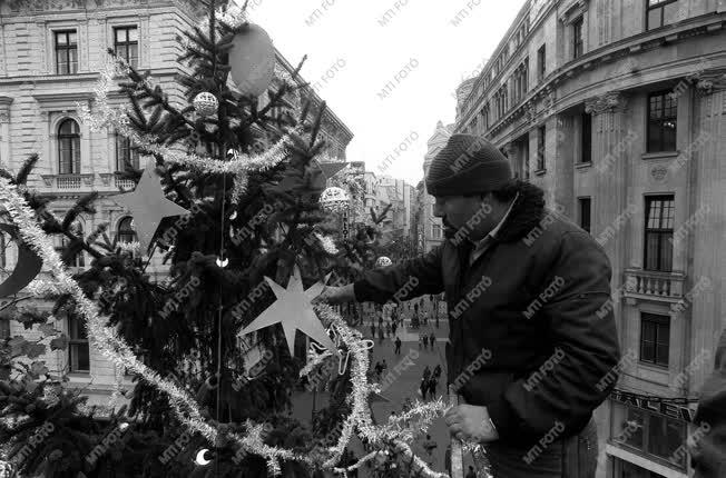 Karácsonyfa a Vörösmarty téren