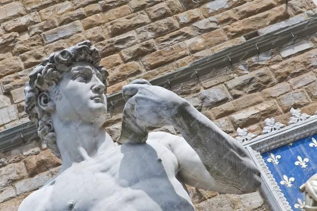 Műalkotás - Firenze - Michelangelo Dávid-szobrának másolata