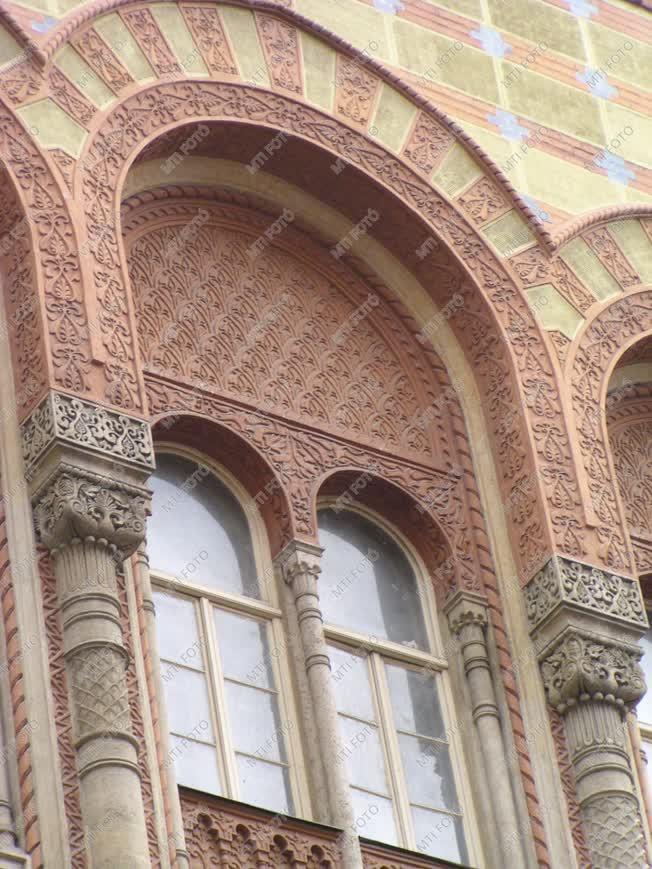 Vallás - A Dohány utcai zsinagóga boltíves ablaka