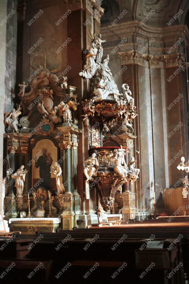 Barokk oltár a zirci  apátságban