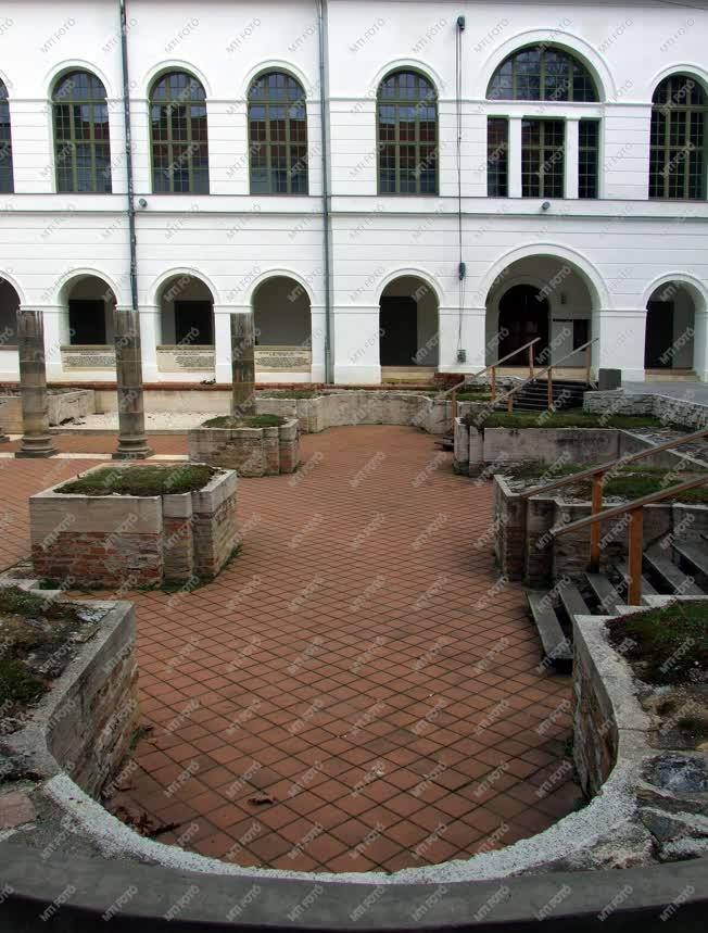 Műemlék - Szekszárd - Árpád-kori romok a Vármegyeháza udvarán