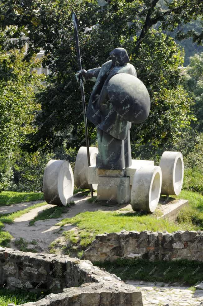 Esztergom - Köztéri szobor