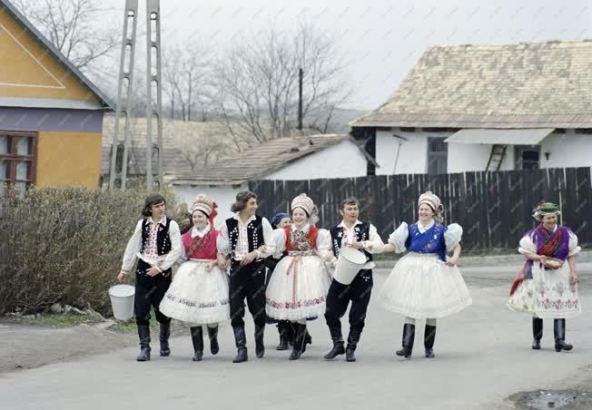 Folklór - Hagyományőrzés - Húsvéti locsolkodás Kazáron