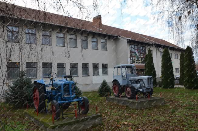 Ipartörténeti emlék - Tokaj - Régi traktorok 