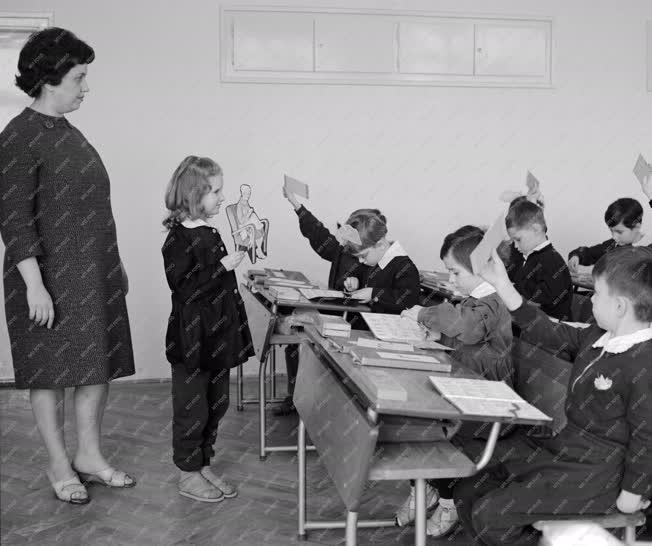 Oktatás - Elsősök Debrecen új általános iskolájában