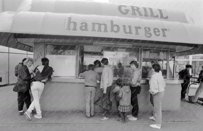 Életkép - Kereskedelem - Hamburgeres a Kálvin téren