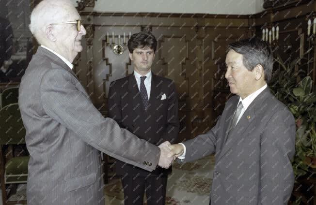 Külkapcsolat - Straub F. Brunó fogadta a dél-koreai külügyminisztert