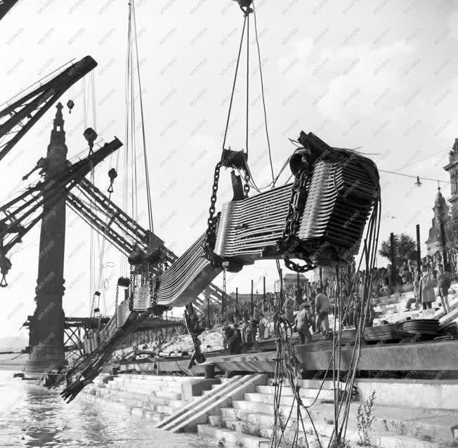 Újjáépítés - Az Erzsébet híd darabjának kiemelése
