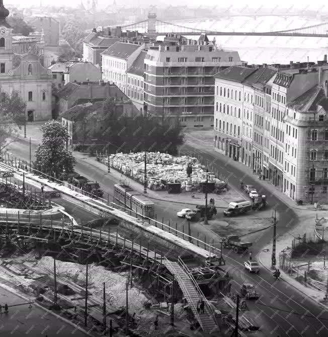 Városkép - Budapest - Épül az Erzsébet híd a Tabánnál