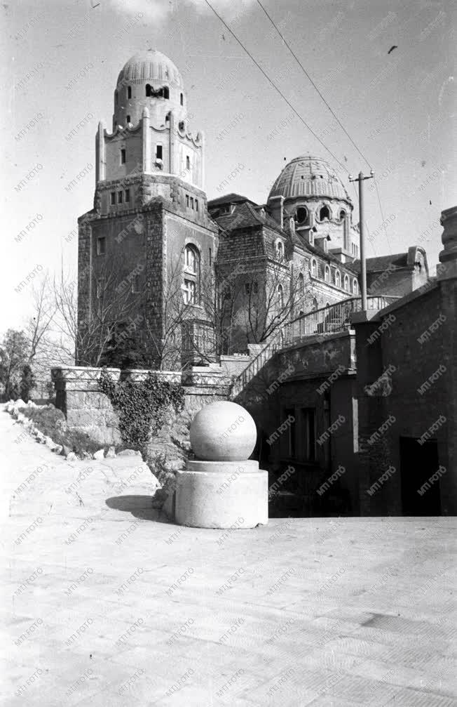 Városok - Budapesten a grúz tánccsoport