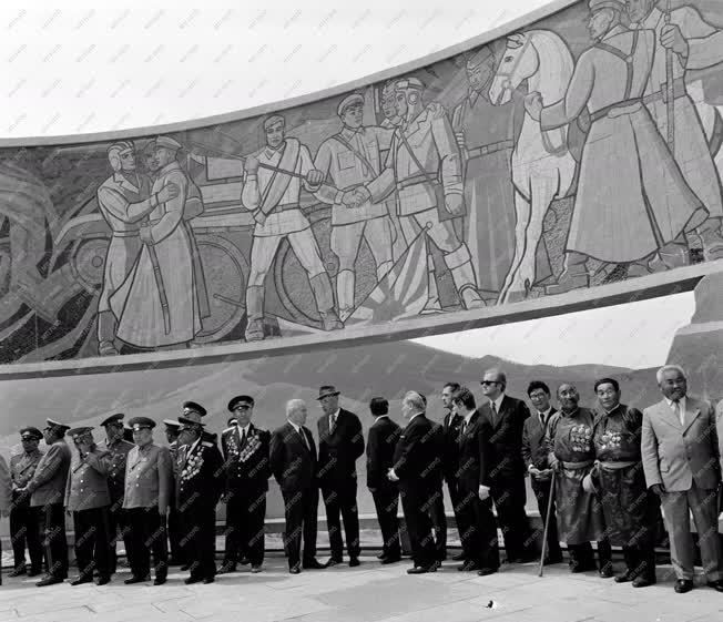 Külkapcsolat - Koszorúzás a szovjet hősi emlékműnél