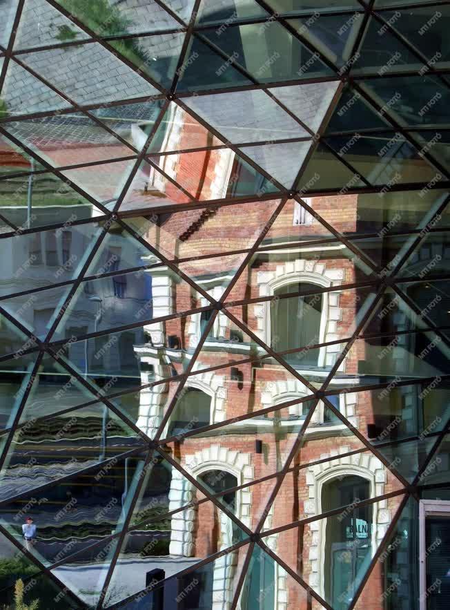 Városkép - Budapest - A Közraktár mozaikképe a Bálnán