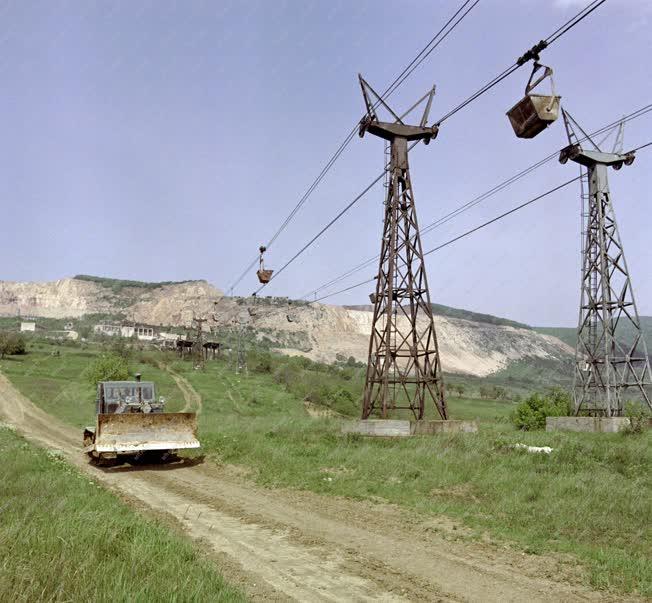 Bányászat - Dunai Cement- és Mészmű mészkőbányája