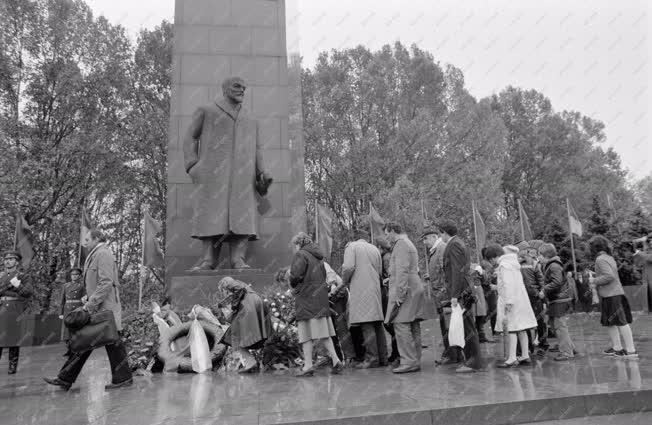 Évforduló - Koszorúzás a Lenin szobornál Budapesten