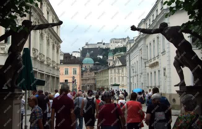 Idegenforgalom - Salzburg - Turisták a belvárosban