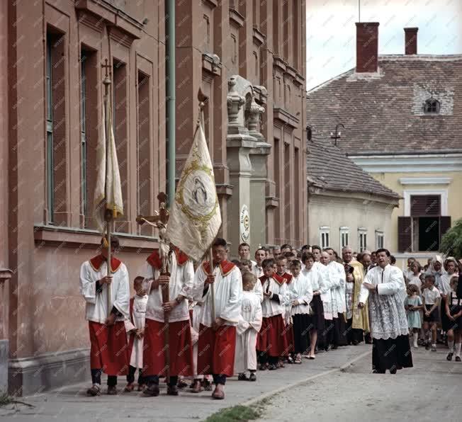 Egyház - Vallás - Vasárnapi körmenet Kapuvárott