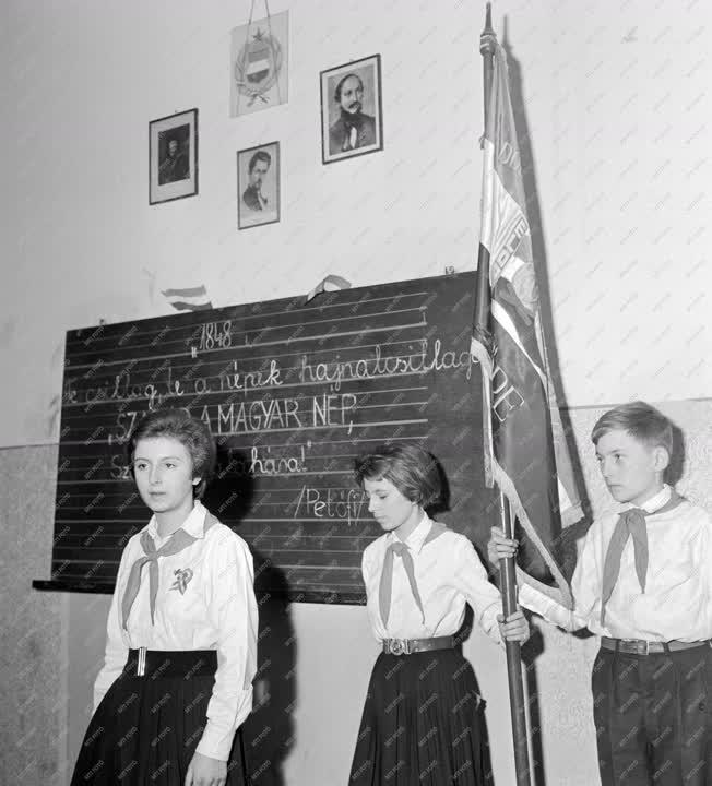 Ünnep - Március 15-ei ünnepség a Táncsics Mihály utcai általános iskolában