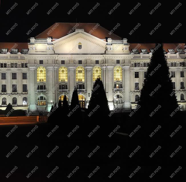 Oktatási létesítmény - Debrecen -  Debreceni Egyetem főépülete
