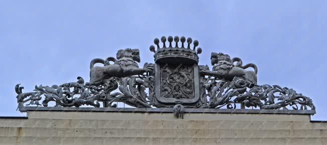 Jelkép - Budapest - A Károlyi-család címere