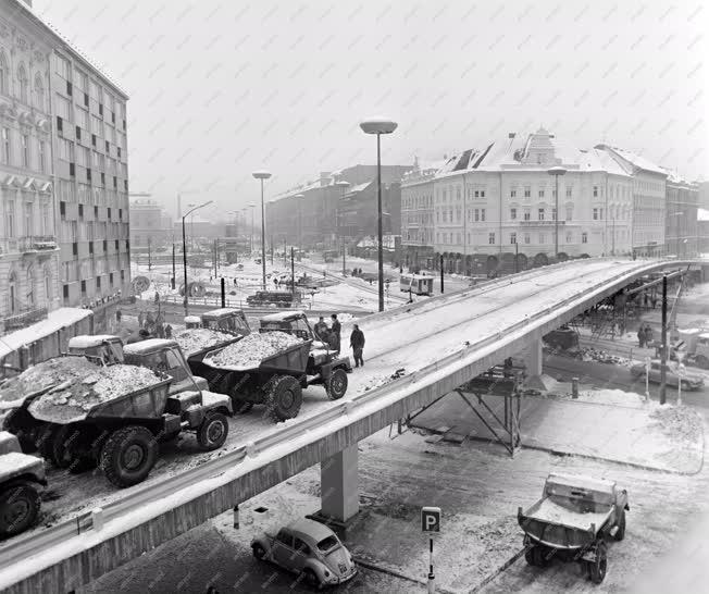 Városkép - A Baross téri felüljáró terhelési próbája