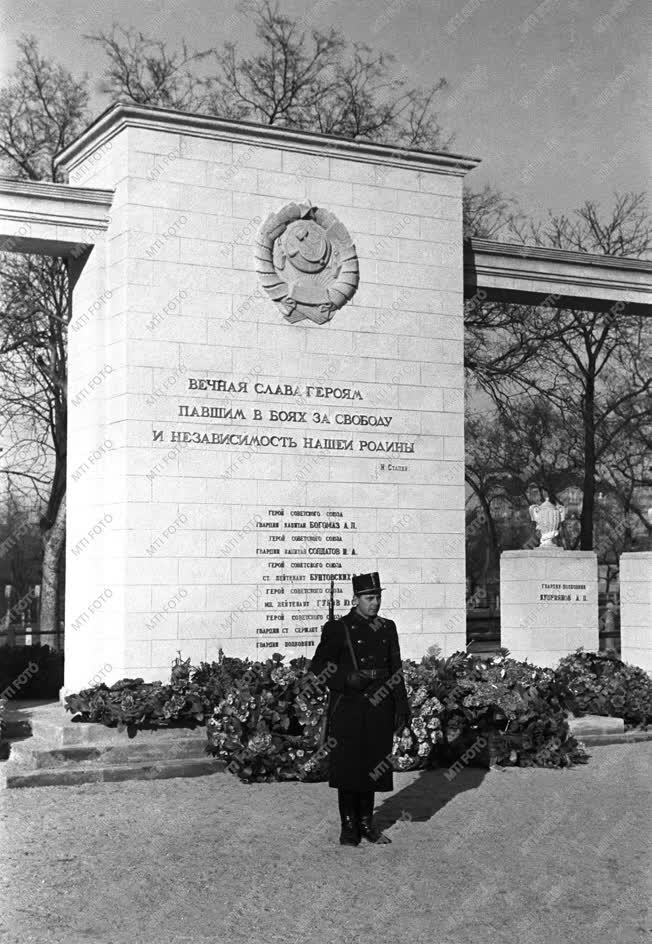 Ünnepség - A Ludovika téri szovjet hősi emlékmű felavatása