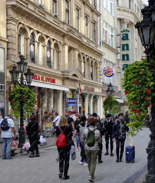 Városkép - Budapest - Hátizsákos turisták a Váci utcában