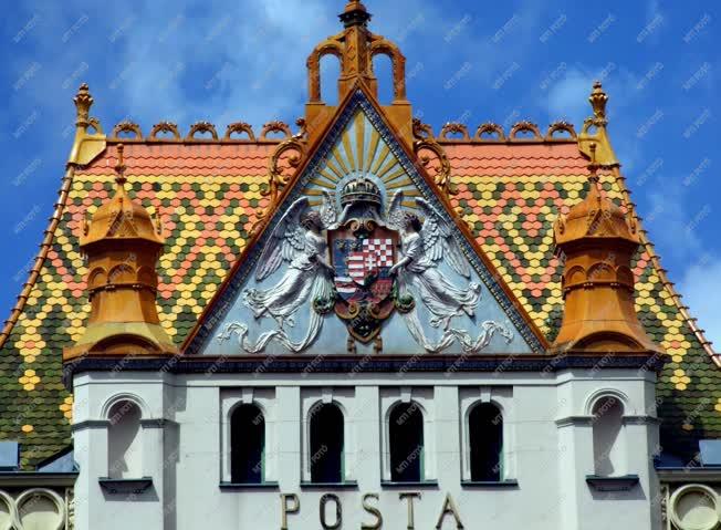 Épület - Pécs - A Postapalota homlokzata és tetődíszítése