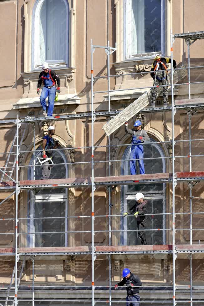 Műemlékvédelem - Budapest - Felújítják a Budavári Palota A épületét